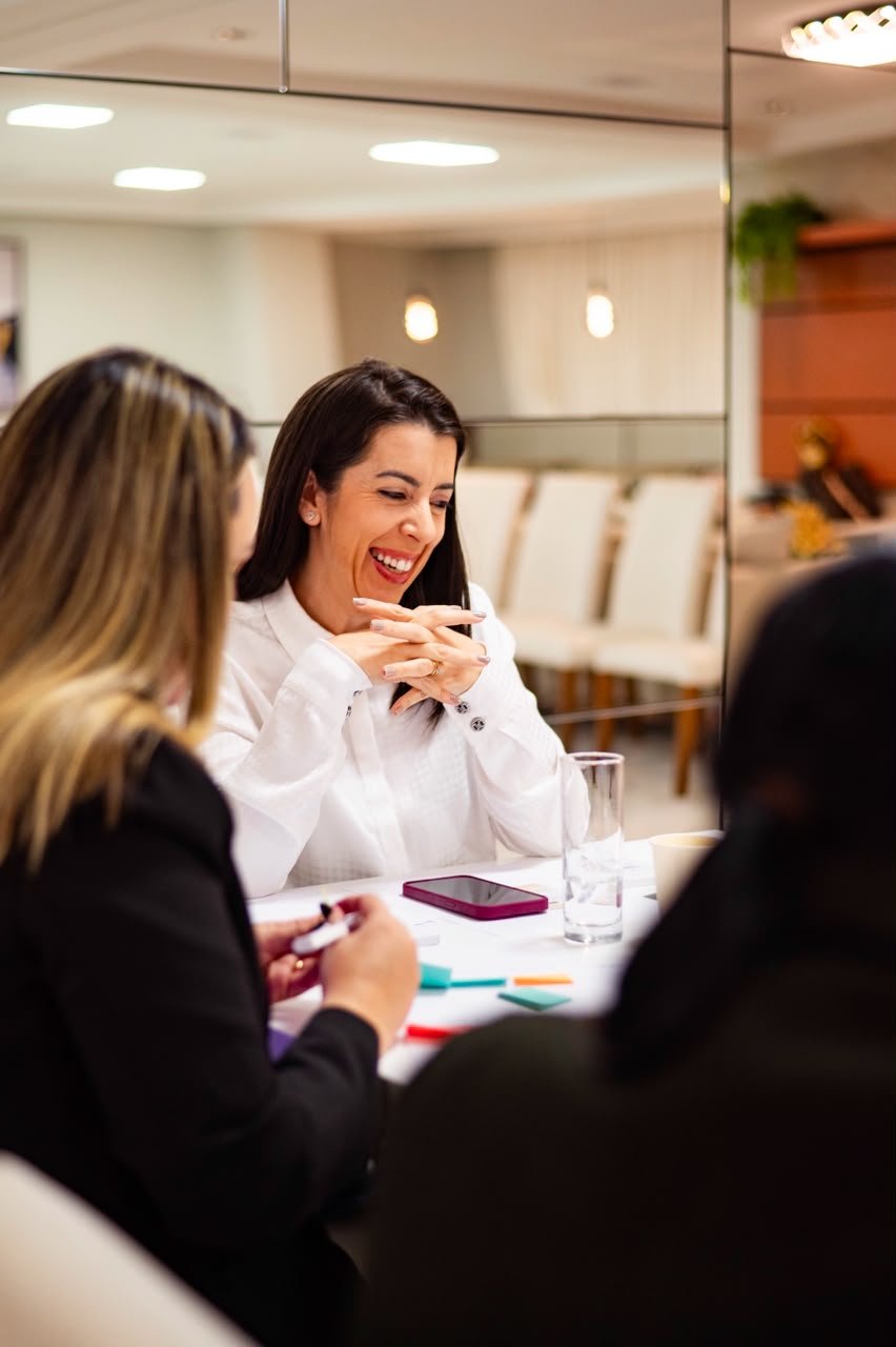 Wanessa conversando com empresárias durante uma reunião de trabalho